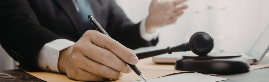 迅速な決済を象徴する、契約書類にサインをする手元とガベル（小槌）のイメージ画像。「最短3日で決済対応」の説明。