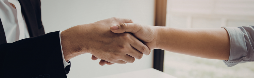 確実な取引と合意を象徴する、不動産業者同士の握手のイメージ画像。「決済リスクを回避」の説明。