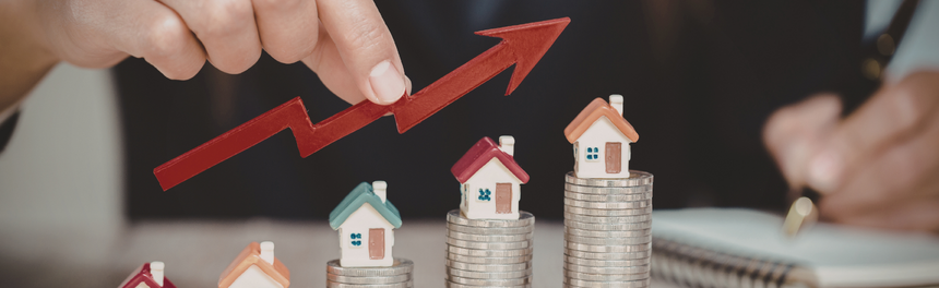 右肩上がりの成長と資産価値を象徴する、家の模型と上昇する赤い矢印のイメージ画像。「収益機会を最大化」の説明。